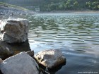 Malul lacului baraj Zetea Subcetate lac