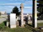 Langa gardul cimitirului Santimbru stalp comemorativ cruce