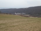 Vedere de pe dealul opus celui cu ascunzișul Manastirea Cucova